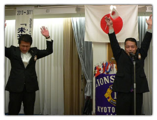 地区ガバナーL奥村啓二からのバナー贈呈(代理L天羽)